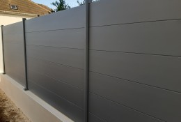 Clôture aluminium Alumax gris clair Ral 7037 poteaux sur platines