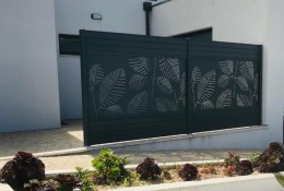 Clôture de jardin en alu Alulam gris RAL7016 personnalisée de panneaux découpe lasqer modèle Fougère