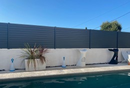 Clôture de jardin en alu Alulam gris 7016, pose sur muret, piscine