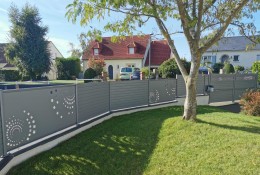 Clôture de jardin en alu Alulam gris clair RAL 7037 panneaux découpe laser spirales extérieures portail battant aluminium lame décorative bulle