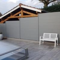 Clôture aluminium Alumax RAL 7037 pose en escalier