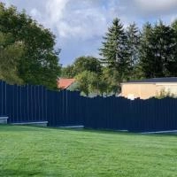 Palissade aluminium Aluroc lames ajourées anthracite RAL 7016 sur socle