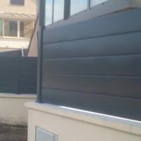 Clôture aluminium Alu20 gris RAL7016 sur muret arrondi