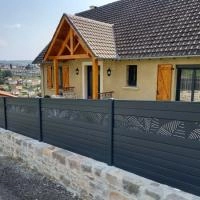 Clôture aluminium Alulam gris anthracite RAL 7016 avec lames décor fougère avec pose en pente et sceller sur muret