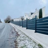 Clôture aluminium Aluline ajourée anthracite RAL 7016 sur redan
