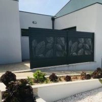 Clôture aluminium Alulam gris anthracite RAL 7016 avec découpe laser décor fougère