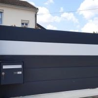 Clôture aluminium Alu20 RAL7016 avec lame blanche RAL9016 en redan boite aux lettres