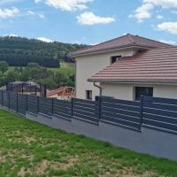 Clôture aluminium Aluline anthracite RAL 7016 en redan sur couvertine alu