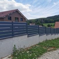 Clôture aluminium Aluline anthracite RAL 7016 en redan sur couvertine alu