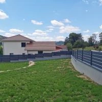 Clôture aluminium Aluline anthracite RAL 7016 en redan sur couvertine alu