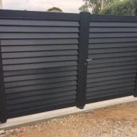 Portail battant Aluclin gris anthracite RAL 7016