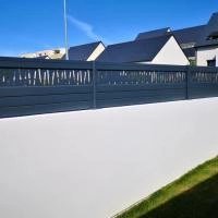 Clôture aluminium Alulam gris anthracite RAL 7016 avec lame décor baton