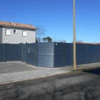Portail battant et portillon aluminium avec clôture assortie Aluclin gris anthracite RAL 7016