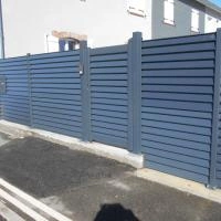 Portail battant et portillon aluminium avec clôture assortie Aluclin gris anthracite RAL 7016