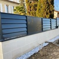 Clôture aluminium Aluclin XL anthracite RAL 7016 panneau découpe laser spirales extérieures sur couvertine alu