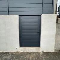 Clôture aluminium Alu20 gris RAL7016 sur muret avec portillon aluminium
