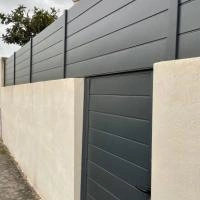 Clôture aluminium Alu20 gris RAL7016 sur muret avec portillon aluminium