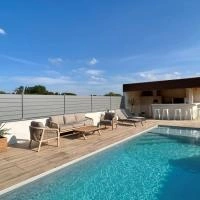 Clôture aluminium Aluline semi-ajourée gris clair RAl 7037 sur couvertine alu
