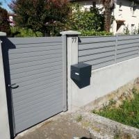 Clôture aluminium Alujour gris clair RAL 7037 sur muret