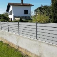 Clôture aluminium Alujour gris clair RAL 7037 sur muret