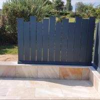 Palissade aluminium Aluroc lames ajourées anthracite RAL 7016 sur socle