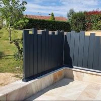 Palissade aluminium Aluroc lames ajourées anthracite RAL 7016 sur socle
