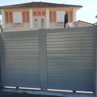 Portail coulissant et portillon aluminium Alulam gris clair RAL 7037
