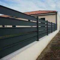 Portillon aluminium Alujour persienné entre pilier anthracite RAL 7016