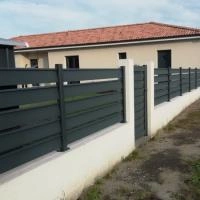 Portillon aluminium Alujour persienné entre pilier anthracite RAL 7016