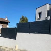 Clôture aluminium Alu20 gris RAL701 sur muret en redan et couvertine aluminium