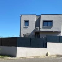 Clôture aluminium Alu20 gris RAL701 sur muret en redan et couvertine aluminium