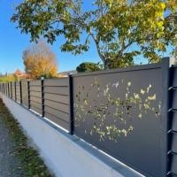 Clôture aluminium Alujour persienné anthracite RAl 7016 découpe laser floral