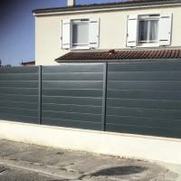 Clôture aluminium Alu20 gris RA7016 scellé sur muret