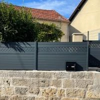 Portillon aluminium et clôture Alulam gris anthracite RAL 7016 avec décor bulle
