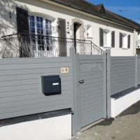 Portail battant, portillon et clôture aluminium gris clair RAL 7037 avec décor bulle