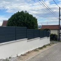 Clôture aluminium Alu20 RAL 7016 en redan couvre mur en béton
