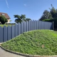 Palissade aluminium Aluroc décalée anthracite RAL 7016 à sceller et sur pente