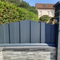 Palissade aluminium Aluroc décalée anthracite RAL 7016 à sceller et sur pente