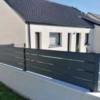 Clôture aluminium Aluline ajourée anthracite RAL 7016 sur muret