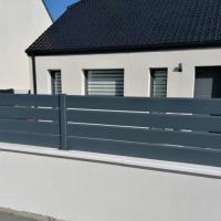 Clôture aluminium Aluline ajourée anthracite RAL 7016 sur muret