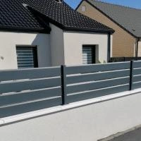 Clôture aluminium Aluline ajourée anthracite RAL 7016 sur muret