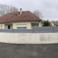 Clôture aluminium Alu20 gris clair RAL7037 sur muret