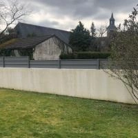 Clôture aluminium Alu20 gris clair RAL7037 sur muret