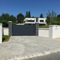 Portail battant aluminium Aluline plein gris anthracite - RAL 7016