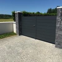 Portail battant aluminium Aluline plein gris anthracite - RAL 7016