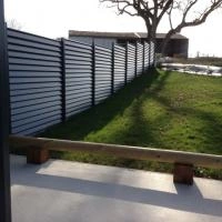 Clôture aluminium Aluclin anthracite RAl 7016 en dénivelé