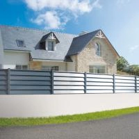 Clôture aluminium Aluclin XL sur murêt RAL 7016