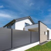Clôture aluminium Alumax sur murêt et couvertine RAL 7016
