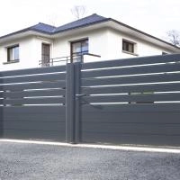 Portail battant gamme Aluline mixte avec poteaux scellés