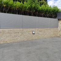 Clôture de jardin aluminium Alulam, coloris gris clair RAL 7037, pose sur muret